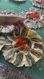 500gr Khô Cá Chỉ Vàng Rút Xương Xếp Hình Bông Hoa Nhuỵ Đỏ Thịt Cá Thơm Mới Dẻo Ngon- ĐẶC SẢN MINH TRIẾT