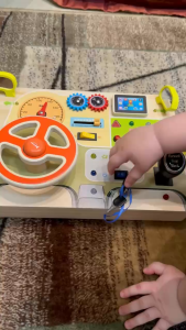 Papan Sibuk Montessori untuk Kanak-kanak Kecil Berumur 3 Tahun dengan Lampu LED Mainan Deria Kayu Kereta Mainan Roda Stereng Kayu untuk Pembelajaran Prasekolah Membantu dengan Kemahiran Motor Halus Education Toys Puzzle