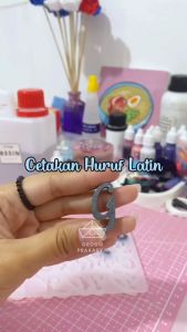 Cetakan Resin Huruf Latin Alphabet Cetakan Gantungan Kunci Bentuk Word Art Alfabet Cetakan Liontin Anting Kalung Bahan Silikon Karet Silicone Elastis Lentur Silicon Anti lengket