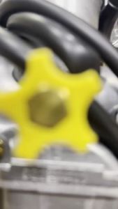 Bình xăng con Bông Mai Thailand Zin ( lô 1 Đền 100) giá trị của Sản Phẩm . Hàng luôn có sẳn.