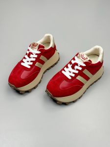 รองเท้าผ้าใบหนังแท้สีแดง ทรงพื้นหนา รองเท้าลำลองสำหรับผู้หญิง ฤดูใบไม้ร่วง 2024 รองเท้ากีฬาแบบสวมสบาย ส้นหนา สไตล์ฮ่องกง รองเท้าพ่อ