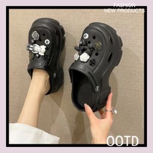 LKfashion ใหม่ - รองเท้าผญหัวโตมีตัวติดการ์ตูนโทนสีดำขาว 3D รูระบายพื้นหนาพื้นนุ่มน้ำหนักเบาสวมใส่สบาย แฟชั่นผญดีเทลดีไม่ซ้ำ ไม่มีถือว่าเอ้าท์สุดๆ