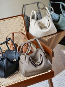 Lynne Handbag 26cm Leather Wax Thread Hand Sewn Doctor Bag Single Shoulder Womens Bag Soft Handle Zipper Closure Casual Style