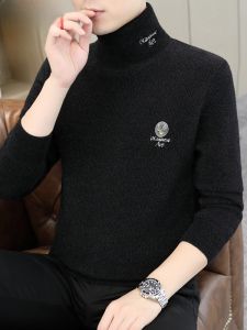 HENGYUANXIANG | เสื้อสเวตเตอร์ถักคอสูงสีดำ เสื้อผ้าผู้ชาย ทรงสลิมฟิต ผ้าขนแกะหนา แฟชั่นฤดูหนาว ด้านนอกเป็นเส้นใยโพลีเอสเตอร์