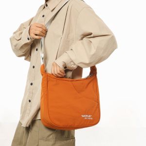 กระเป๋าสะพายข้างผ้าใบแบบทันสมัยสำหรับผู้หญิง สไตล์เกาหลี น้ำหนักเบา กระเป๋าสะพายข้างแบบสะพายข้างแบบลำลอง กระเป๋าเป้สะพายหลังสำหรับนักเรียน