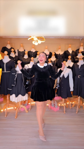 เดรสกำมะหยี่สั้นคอระบายลูกไม้สไตล์เกาหลี สีดำ แขนยาว ผ้ากำมะหยี่