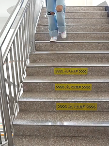 Anti Slip Floor Tape Adhesive High Grip Safety Sticker Waterproof Traction Stairs Floor Strips