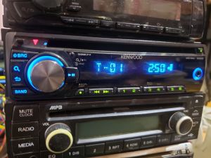 đầu phát nhạc kenwood e262 CD MP3 AUX . loại 1 din giành cho các loại xe