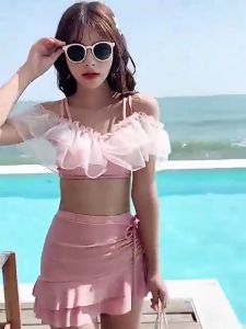 ชุดว่ายน้ำกระโปรง  ชุดว่ายน้ำสตรี  สายแขวน  ชุดว่ายน้ำทูพีชน่ารักสดใสลดวัย เสื้องานระบาย