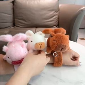 Đồ chơi móc khóa Capybara Đeo Tay Ôm Tay Móc Khóa Balo Vòng Tay Capybara Vẫy Đuôi Quẫy Cánh Đáng Yêu Trang Trí Xe