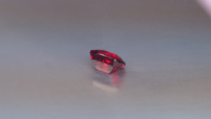 พลอยโรโดไลต์การ์เน็ตสีชมพู ทรงแปดเหลี่ยม ไม่ผ่านความร้อน น้ำหนัก 2.00 กะรัต