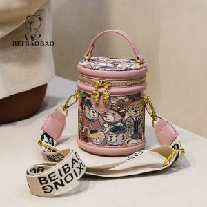 กระเป๋าผ้าใบทรงถังปักลายหมีสุดเก๋จาก North Bags กระเป๋าสะพายข้างผู้หญิงสไตล์เกาหลี กระเป๋าทรงถังทรงกลม กระเป๋าสะพายข้างแบบลำลอง