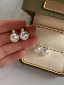 Classic Pearl Earrings Womens Pure Silver Fashionable Small Audience Design Elegant Lightweight Luxury Ear Jewelry Accessories