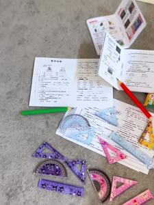 【N2HAO】 ชุดของเล่นไม้บรรทัด Sanrio ขนาดเล็กจำนวน4ชิ้นชุดของเล่นการ์ตูน Kuromi My Melody โรงเรียนโรงเรียนอุปกรณ์ตกแต่งฉากอะนิเมะน่ารัก