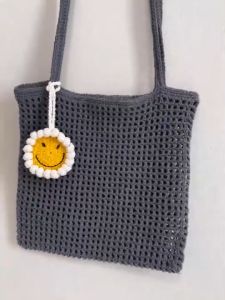 กระเป๋าถักทรงสี่เหลี่ยม แถมพวงกุญแจรูปยิ้ม - กระเป๋าทำจากสี่เหลี่ยม แถมพวงกุญแจรูปยิ้ม