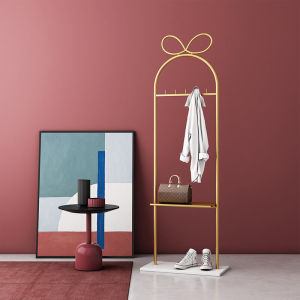 ชั้นแขวนเสื้อฮู้ดไม้แขวนเสื้อแบบตั้งพื้นเรียบง่ายทันสมัยสำหรับใช้ในบ้านชั้นวางเสื้อผ้าหรูหราเบาๆชั้นวางกระเป๋าแบบแขวนแนวตั้งไอเดียสร้างสรรค์สำหรับห้องนอน