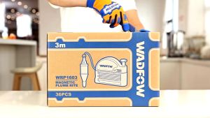 Quả dọi từ tự động thăng bằng 3m Wadfow WRP1603 cân chỉnh trên bề mặt gỗ và vách thạch cao có nam châm mạnh cố định