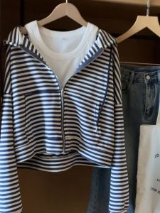 เสื้อสเวตเตอร์มีฮู้ดลายทางหลวมๆ สำหรับนักเรียน ฤดูใบไม้ร่วง 2025 แจ็คเก็ตสั้นซิป แขนยาว ทรงหลวม แฟชั่นสตรีท ฤดูใบไม้ร่วง 2025