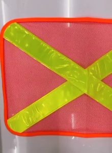 [ออกใบกำกับภาษีได้] ธงผ้าสะท้อนแสงติดท้ายรถ  ขนาด 43*31 ซม. บรรจุ 1 ผืน (พร้อมส่งในไทย/ราคารวมVatแล้วค่ะ)