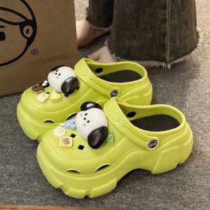 รองเท้าแตะพื้นหนาป้องกันการลื่นสำหรับกลางแจ้งในช่วงฤดูร้อนปี 2024 สำหรับผู้หญิง รองเท้าแตะรูรูปผีเสื้อแบบลำลอง ส้นแบน พื้นรองเท้า PVC วัสดุที่สวมใส่สบาย