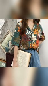 Catalog Fashion เสื้อเชิ้ตฮาวาย แขนสั้น สีเขียวเข้ม ลายดอกผสมใบไม้