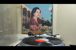 1 แผ่นเสียง 12นิ้ว k53 จินตนา สุขสถิตย์ ขอเกิดเป็นข้าว ชรัมภ์ หญิงไทยใจงาม แผ่นVG++/NM ริ้วรอยบาง เสียงรบกวนน้อยนิดไม่มีรอยลึก แผ่นล้างทำความสะอาดแล้ว ปกVG+มีตำหนิขอบนิดหน่อย ขอบไม่ขาด สันไม่ทะลุ