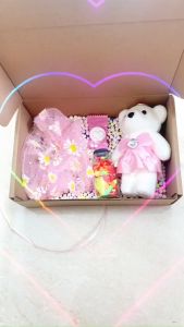 quà tặng nữ cute quà tặng kỷ niệm gồm có gấu mút dễ thương cột tóc vải lưới in hoa cúc bình chun màu sắc và khăn nén  tiện lợi