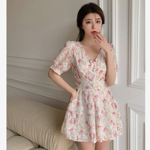 ชุดเดรสวันพีซสำหรับคนตัวเล็กแบบใหม่สไตล์ฝรั่งเศสสำหรับฤดูร้อนชุดผู้หญิงชุดเดรสลูกไม้ผ้าชีฟองลายดอกไม้เล็กชุดจั๊มสูทขาสั้น