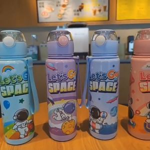 ขวดน้ําพลาสติก ลายการ์ตูนนักบินอวกาศ แบบพกพา ขวดน้ำพลาสติกลายน่ารัก พร้อมหลอด ความจุขนาดใหญ่700ml กันรั่ว Drink Bottles