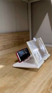 (LEBIH BERWARNA DAN BESAR) Kaca Pemebesar Layar F3 - F3 Enlarged Screen High Quality by Einstein-Store\\n\\n Apa Itu Kaca Pemebesar Layar F3?\\n\\nKaca Pemebesar Layar F3 adalah aksesori penyegar layar yang dirancang khusus untuk meningkatkan pengalaman visual Anda saat menggunakan smartphone. Dengan kaca pemebesar layar F3, Anda dapat menikmati tampilan yang lebih besar dan jernih, serta warna yang lebih hidup.\\n\\n Keunggulan Kaca Pemebesar Layar F3\\n\\nKaca Pemebesar Layar F3 memiliki beberapa keunggulan yang menjadikannya pilihan tepat untuk Anda:\\n\\n- **Lebih Berwarna:** Kaca pemebesar layar F3 dirancang dengan teknologi terbaru yang membuat warna pada layar Anda lebih hidup dan lebih menarik.\\n- **Berkualitas Tinggi:** Kaca pemebesar layar F3 dibuat dari bahan berkualitas tinggi seperti ABS dan Acrylic Lenses, yang membuatnya tahan lama dan aman untuk digunakan.\\n- **Desain Anti-Slip:** Desain anti-slip pada kaca pemebesar layar F3 menjadikan penggunaannya lebih nyaman dan aman, sehingga smartphone Anda tidak akan mudah jatuh.\\n- **Ringan:** Kaca pemebesar layar F3 sangat ringan, sehingga mudah untuk dibawa kemana saja.\\n\\n Keamanan & Garansi Barang\\n\\nKami mengutamakan kepuasan pelanggan dan menjamin bahwa barang yang Anda terima akan aman sampai tujuan. Setiap produk yang kami kirimkan akan kami cek dahulu dan packing menggunakan bubblewrap tanpa biaya apapun. Jika Anda ragu, Anda bisa memilih melakukan pembayaran COD (bayar saat barang sampai).\\n\\n Bagaimana Cara Kerja Kaca Pemebesar Layar F3?\\n\\nKaca Pemebesar Layar F3 bekerja dengan menggunakan teknologi HD Zoom Optik, yang tidak memerlukan baterai. Dengan teknologi ini, Anda dapat menikmati tampilan yang lebih besar dan jernih tanpa perlu khawatir tentang baterai.\\n\\n Teknologi HD Zoom Optik\\n\\nTeknologi HD Zoom Optik pada Kaca Pemebesar Layar F3 memungkinkan Anda untuk melihat tampilan yang lebih besar dan jernih tanpa perlu khawatir tentang baterai. Dengan teknologi ini, Anda dapat menikmati pengalaman visual yang lebih baik saat menggunakan smartphone Anda.\\n\\n Bahan Berkualitas & Desain Anti Slip\\n\\nKaca Pemebesar Layar F3 dibuat dari bahan berkualitas tinggi seperti ABS dan Acrylic Lenses, yang membuatnya tahan lama dan aman untuk digunakan. Desain anti-slip pada kaca pemebesar layar F3 menjadikan penggunaannya lebih nyaman dan aman, sehingga smartphone Anda tidak akan mudah jatuh.\\n\\n Fitur Utama Kaca Pemebesar Layar F3\\n\\nBerikut adalah fitur utama dari Kaca Pemebesar Layar F3:\\n\\n- **Ukuran & Berat Produk:** Kaca Pemebesar Layar F3 memiliki ukuran 22x18x2cm dan berat yang ringan, sehingga mudah untuk dibawa kemana saja.\\n- **Kompatibilitas dengan Smartphone:** Kaca Pemebesar Layar F3 kompatibel dengan semua jenis smartphone, sehingga Anda dapat menikmati pengalaman visual yang lebih baik di mana pun Anda berada.\\n\\n Kelebihan & Manfaat Menggunakan Kaca Pemebesar Layar F3\\n\\nBerikut adalah beberapa kelebihan dan manfaat menggunakan Kaca Pemebesar Layar F3:\\n\\n- **Tampilan Lebih Jernih & Besar:** Kaca Pemebesar Layar F3 dapat meningkatkan pengalaman visual Anda dengan memberikan tampilan yang lebih besar dan jernih.\\n- **Bisa Digunakan untuk Semua Jenis Smartphone:** Kaca Pemebesar Layar F3 kompatibel dengan semua jenis smartphone, sehingga Anda dapat menikmati pengalaman visual yang lebih baik di mana pun Anda berada.\\n\\nDengan Kaca Pemebesar Layar F3, Anda dapat menikmati pengalaman visual yang lebih baik saat menggunakan smartphone Anda. Jangan ragu untuk mencoba dan merasakan manfaatnya sendiri!\n}