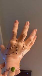 อุปกรณ์ประกอบฉากฮาโลวีน วันฮาโลวีน มือเลือดปลอม สำหรับงานปาร์ตี้ฮาโลวีน โมเดลมือสยองขวัญ พร็อพสยองขวัญฮาโลวีน  วันฮาโลวีนความชั่วร้าย สําหรับตกแต่งบ้านผีสิง คอสเพลย์