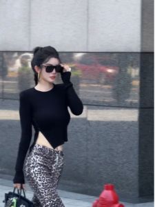 เสื้อยืดแขนยาวทรงเข้ารูปสไตล์ฝรั่งเศสสำหรับผู้หญิงในช่วงฤดูร้อน เสื้อตัวสั้นทรงเข้ารูปเอวสูงไม่สมมาตรที่ทันสมัย ​​เสื้อแฟชั่นที่สวยงามและไม่ซ้ำใคร