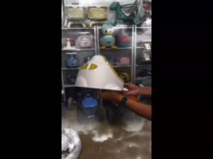 โถหัดปัสสาวะ โถปัสสาวะเด็กชาย รูปจรวด พร้อมที่แขวน และสติกเกอร์ตกแต่ง