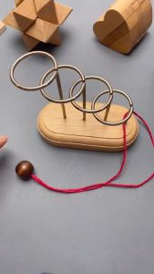 Bộ đồ chơi trí tuệ với thiết kế vòng và dây