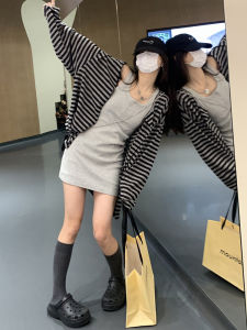 ชุดเดรสสั้นทรงเอคอเหลี่ยมแขนยาวปิดด้วยกระดุมลายทางสีเทา กระโปรงสั้นทรงเอ ทรงเข้ารูป แขนกุด กระโปรงสั้น ฤดูร้อน 2022