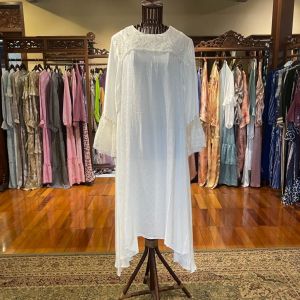 Long Tunik Viscos Renda Payet by Dian Pelangi LIMITED EDITION Baju Blouse Atasan Kemeja Blus Formal Kerja Kantor Pesta Pernikahan Kondangan Lebaran Wanita Hijaber Cantik Anggun Modis Modern Elegan Mewah Model Etnik Terbaru Motif Putih Polos Kekinian