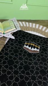 Souvenir Sajadah Motif Kiswah+Label I Sejadah Premium I Oleh-oleh Haji/Umrah I Souvenir Pernikahan I Tahlilan I Khitanan I Yasinan Tasyakuran I Pengajian I Sajadah Lipat I Hampers I Lebarrrrr-Ramadhan I Harga Glosir I Sajadah Praktis