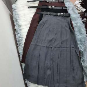 กระโปรงทรงเอเอวสูง กระโปรงทรงร่ม ผ้าชุดสูท กระโปรงทรงเอยาวปานกลาง ฤดูใบไม้ผลิและฤดูใบไม้ร่วง สีแดงดำเทา กระโปรงจีบ