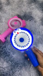 (BAYAR COD) Kipas Genggam Karakter LED Senter Versi Premium - Handy Mini Fan / Kipas Tangan / Kipas Mini Karakter - Kencang & Sejuk - Desain Humanis - Lampu - Rechargeable (Free Kabel USB)
