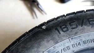 ไหมปะแทง ตราช้าง (1กล่อง มี60เส้น) ตัวหนอนปะยางฉุกเฉิน อุปกรณ์ปะยาง อะไหล่ ไหมปะยางสำหรับรถยนต์ รถมอเตอร์ไซค์