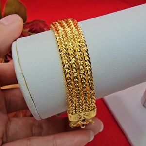 สร้อยข้อมือทองลายเลสซีตรองตัดลาย ความยาว 7-8 นิ้ว เทียบเท่า 3 บาท ทำจากทองเหลืองชุบทอง ใส่ได้หลายโอกาส พร้อมส่ง