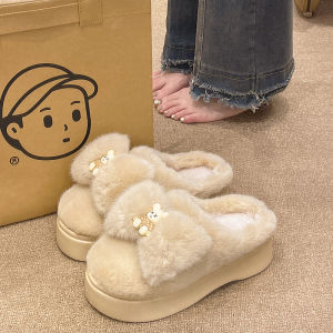 รองเท้าแตะผ้าฝ้ายหัวปิดติดโบว์น่ารักใส่อยู่บ้านในร่มฤดูหนาวรองเท้าแตะกันหนาวขนฟูเพิ่มความสูงพื้นหนาสำหรับผู้หญิงใส่ไปข้างนอกได้