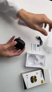 Earphone Nirkabel Bluetooth 5.4 TWS Gaming Latensi Rendah Earbud Mini Layar Cerdas Digital LED Daya Tahan Baterai Lama