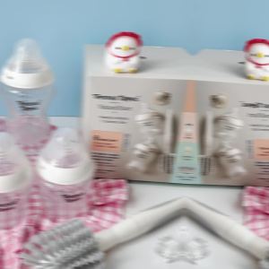 Bộ bình sữa sơ sinh Newborn ty siêu mềm tự nhiên Tommee Tippee Natural Start (bao gồm: 2 bình 260ml 2 bình 150ml 1 ty ngậm 0-6 tháng 2 núm ty thay thế Slow Flow 1 cọ rửa bình sữa và núm ty)