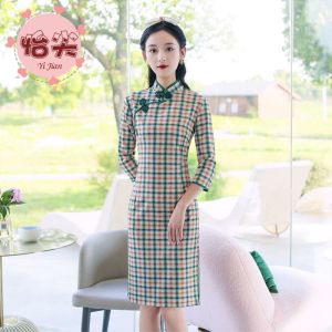 Handmade Plaid Cheongsam Low Collar Slimming White Enhancing Traditional High End Womens Fashion New Arrival Short Sleeve High Slit