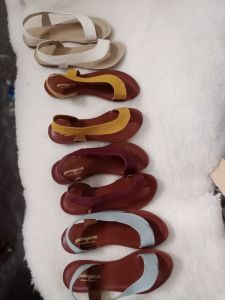 sandal kulit wanita