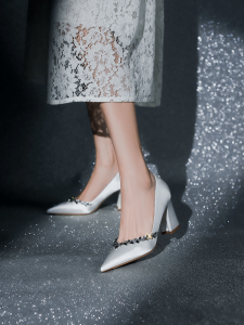 รองเท้าส้นสูงสไตล์ฝรั่งเศสสำหรับผู้หญิง รองเท้าแต่งงานส้นหนาประดับเพชรสีขาว ดีไซน์เก๋ไก๋ไม่เจ็บเท้า รองเท้าแต่งงาน