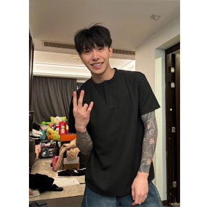 เสื้อยืดแขนสั้นคอฮันนาฮิวีสีขาวสำหรับผู้ชาย ทรงหลวม ผ้าฝ้ายระบายอากาศได้ดี ทรงปกติ ฤดูร้อน 2025 ทรงปกติ