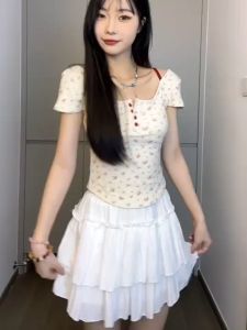 เสื้อครอปแขนสั้นผู้หญิง  ลายดอกไม้ มีฟองน้ำในตัว แต่งสองชิ้น เว้าหลัง ระบายอากาศได้ดี สวมใส่สบาย