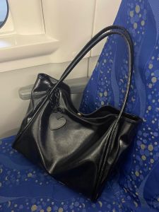 กระเป๋าถือหนังนิ่มความจุขนาดใหญ่ดีไซน์หัวใจสีดำแฟชั่นเกาหลี กระเป๋าสะพายไหล่ข้างเดียว กระเป๋าถือแบบลำลอง กระเป๋าถือทรงสี่เหลี่ยมแบน